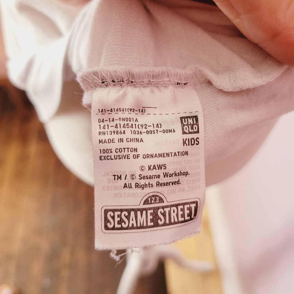 KAWS x Uniqlo Y2K Seseme Street Tee shirt Medium White Kid Collaboration Vintage - Picture 5 of 5